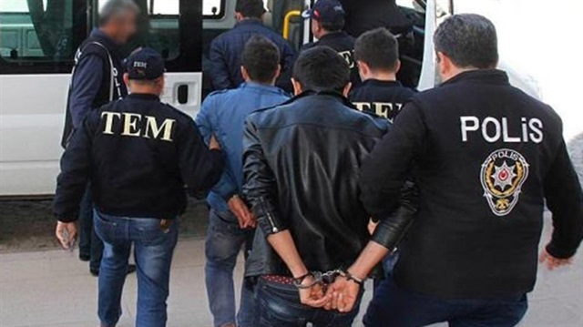 FETÖ operasyonları kapsamında gözaltına alınan isimler emniyete götürüldü.