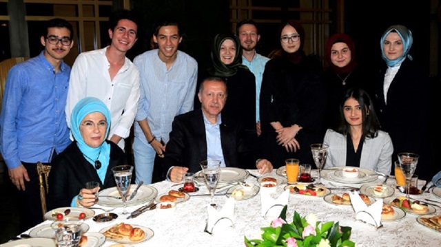 Cumhurbaşkanı Erdoğan, öğrencileri külliyede ağırladı. 