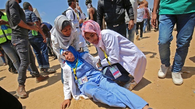 Filistinli hemşire Rezzan en-Neccar'ın katliamıyla ilgili karikatür The Guardian tarafından sansür edildi.