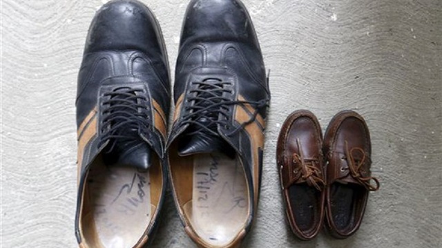 Normal bir erkek ayağından 20 numara büyük giyen genç adamın ayakkabıları da devasa görünüyor.