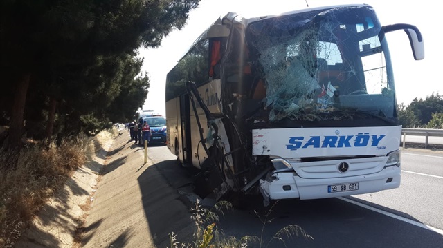 Kazanın ardından bölgeye çok sayıda ambulans sevk edilirken, otobüsteki hasar böyle fotoğraflandı.