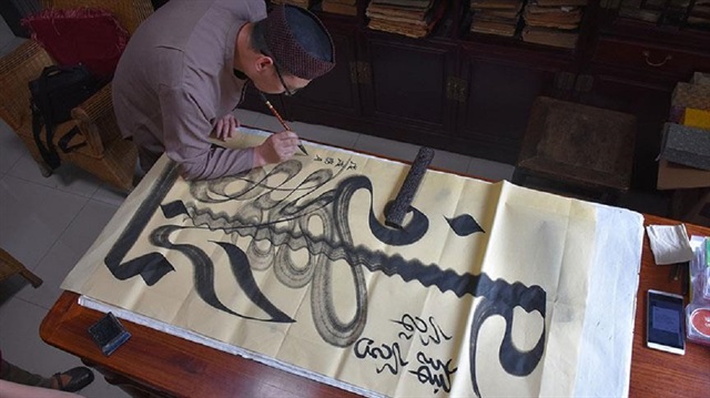 Çinli İmam ve Hattat Muhammed Fudayl Ma, yüzlerce yıllık hat sanatını yaşatıyor.