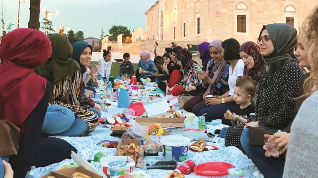 Bu ramazan ayı konuk olduğumuz iftar sofralarından birisi de Fatih Camii avlusundaydı. Hem iftarımızı yaptık hem de camilerdeki kadınların sorunlarını konuştuk.