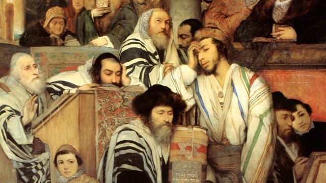 Yom Kippur: Yahudiler için yılın en kutsal zamanı olan Yom Kippur, kefaret ve tövbe günüdür. Gün boyunca yapılan beş ayinle kutlanan Yom Kippur’da Yahudiler oruç da tutmaktadır. Maurycy Gottlieb’in 1878 yılında yaptığı yandaki tabloda Yom Kippur kutlamaları tuvale böyle aktarılmıştır.