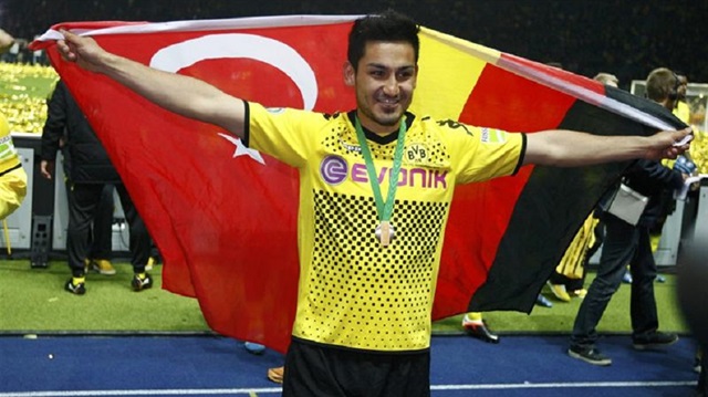 İlkay Gündoğan, Dortmund'la şampiyonluk yaşadığı dönemde kutlamayı Türk ve Alman bayrağıyla yapmıştı. İlkay, şu anda Premier Lig ekiplerinden Manchester City'de oynuyor.