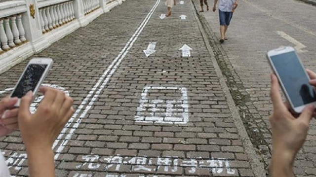 Akıllı telefon simgesi olan yol 100 metre uzunluğunda. 
