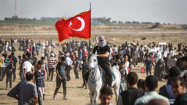 Gösteriler arasında bir Filistinlinin elinde Türk bayrağıyla ve atıyla aralarında göstericilerin arasında olması dikkat çekti.