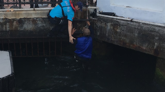 Denize düşen şahıs, polis ekiplerince kurtarıldı. 
