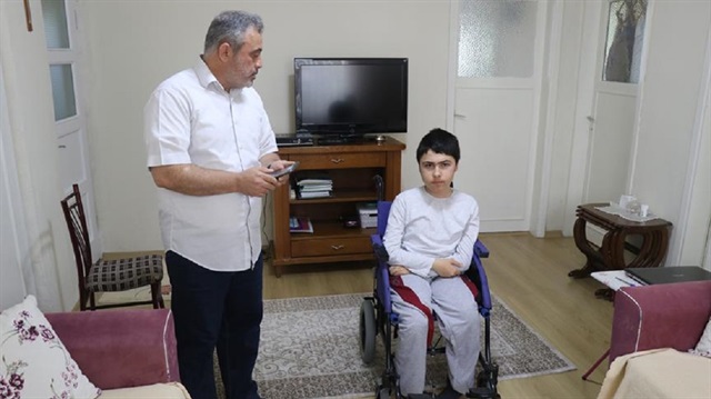 DMD hastası Muhammet tekerlekli sandalyeye bağımlı yaşıyor.