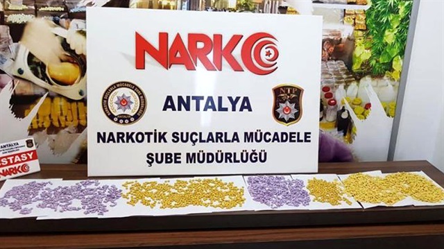 Antalya'daki narkotik operasyonunda binlerce uyuşturucu hap ele geçirildi.