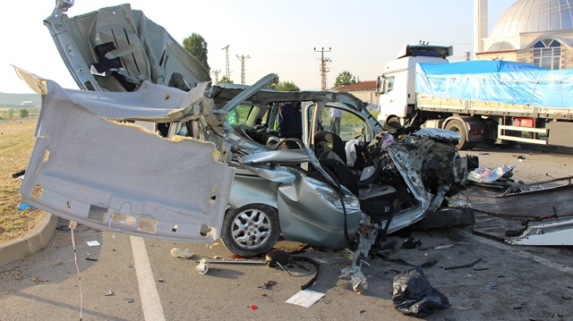Amasya'daki kazada aynı aileden 3 kişi öldü, 6 kişi yaralandı.