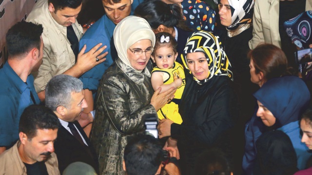 Emine Erdoğan iftar sonrası şehit aileleri ile fotoğraf çektirdi.