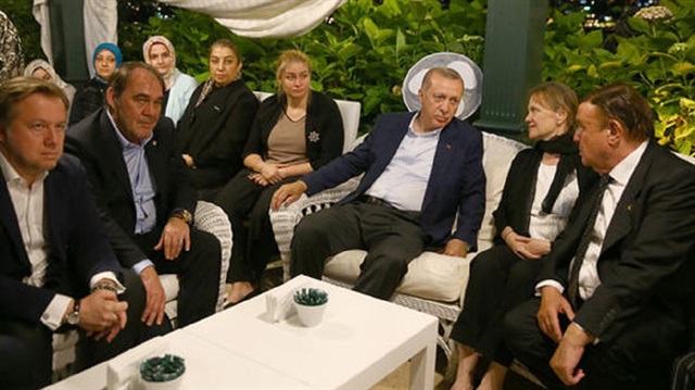 Cumhurbaşkanı Erdoğan, vefat eden iş adamı Erdoğan Demirören'in ailesini ziyaret etti.