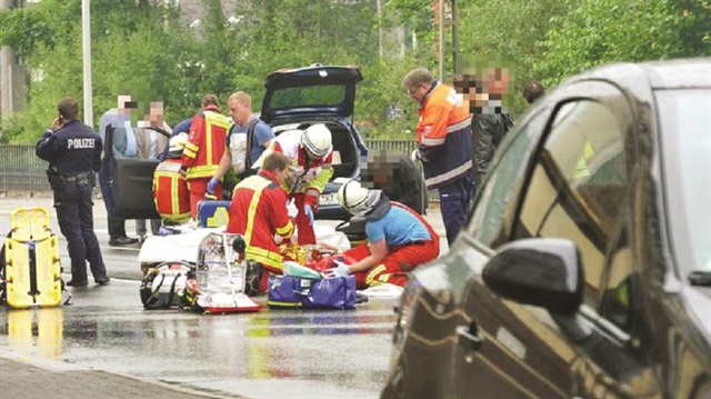 Kuzey Ren Vestfalya Eyaleti’nde bir aracın cuma namazından çıkan cemaatin arasına dalması sonucu 4 Türk vatandaşı yaralandı.