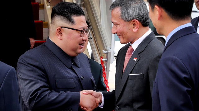Kuzey Kore lideri Kim Jong-un'u Singapur Dışişleri Bakanı Vivian Balakrishnan karşıladı.