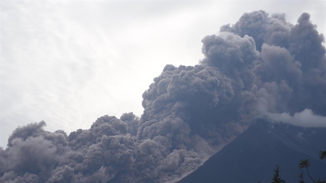 Guatemala için Fuego Yanardağı kabusu devam ediyor. Akmaya devam eden lavlar ve tortular önüne kattığı herşeyi yerle bir ediyor.