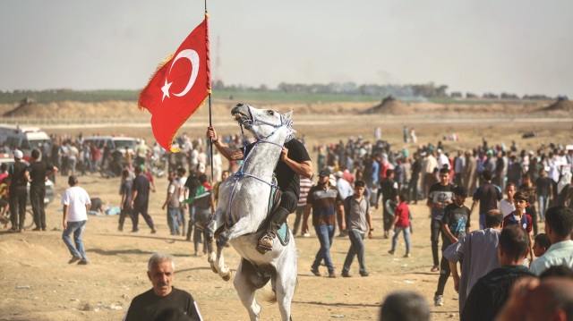'Milyonluk Kudüs' gösterisinde Türk bayrağı dalgalandı. Gazze sınırındaki barışçıl Milyonluk Kudüs gösterisi için Filistinliler İsrail sınırına akın etti. Gösteriye atıyla katılan bir Filistinli, Türk bayrağı açtı.