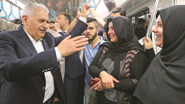 ​​Başbakan Binali Yıldırım, iş adamı Erdoğan Demirören'in Fatih Camii'ndeki cenaze törenine gitmek için metro ve Marmaray'ı kullandı.