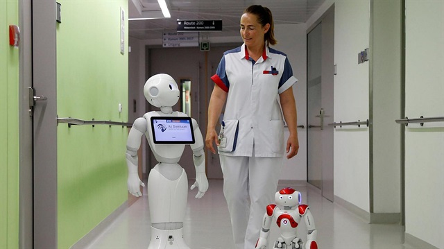 Robot doktor ve hemşirelerin kullanılması büyük bir tasarruf sağlayabilir. 
