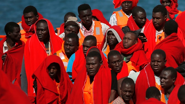 Sivil toplum kuruluşu SOS Mediterranee'nin, dün Orta Akdeniz'de kurtardığı 629 kaçak göçmen, denizin ortasında kalakalmıştı. (Fotoğraf: Reuters)