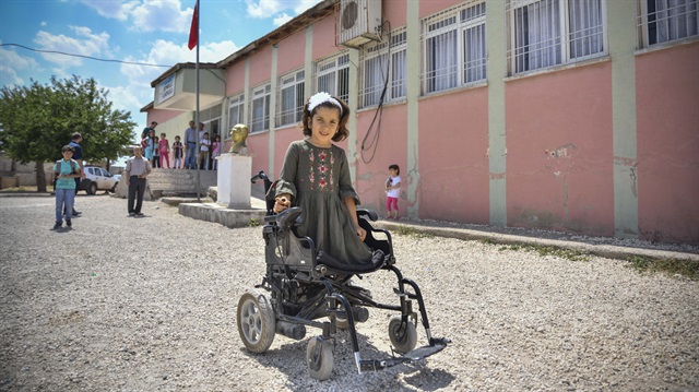 Günün büyük bölümünü zeka oyunları oynayarak geçiren Ezgi'nin en büyük hayali doktor olmak.