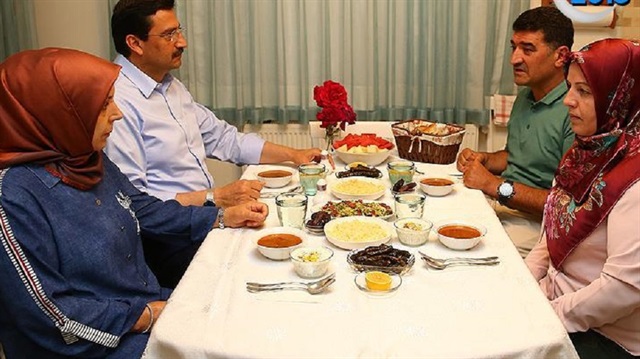 Keçiören Belediye Başkanı Mustafa Ak, şehit ailesini evinde ağırladı. 