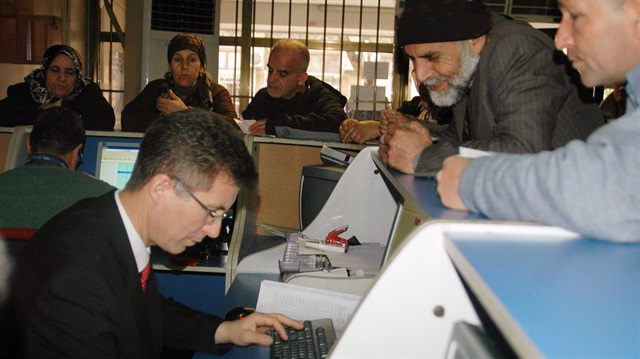 SGK, emeklilere yapılan bayram ikramiyesi ile ilgili oluşan soruları gidermek için 7 maddelik broşür hazırladı.