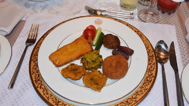 Bangladeş'in Ankara Büyükelçisi Allama Sıddıki, iftar geleneğini Ankara'da yaşatıyor.