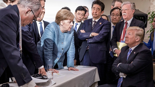 Almanya Başbakanı Angela Merkel’in ofisi tarafından servis edilen fotoğraf, G7 Zirvesi’nde Trump ve diğer ülke liderleri arasındaki gerilimi net olarak gösterdi.