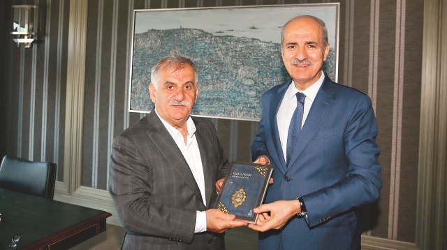  Kurtulmuş, Albayrak Grubu Yönetim Kurulu Başkanı Ahmet Albayrak'a "Kudüs'ün Faziletleri" isimli kitabı hediye etti.