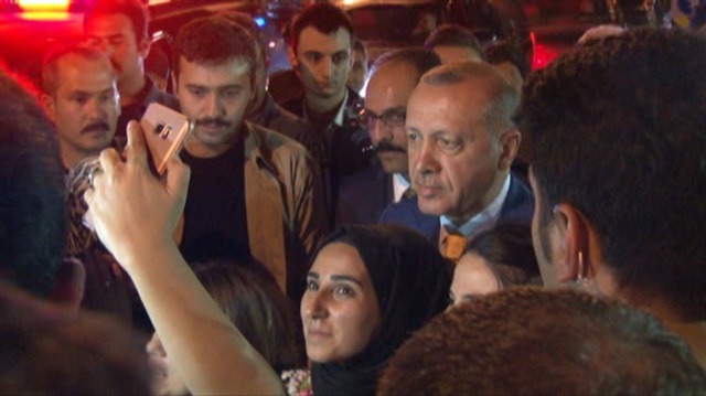 Fotoğraf çekilmek isteyen, herkesle fotoğraf çekilen Cumhurbaşkanı Erdoğan, yoğun ilgi ile karşılaştı.
