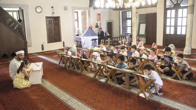 Çocuklar yaz Kur’an Kurslarında 3 ay boyunca Kur’an’ı Kerim-i ve yüce dinimizin temel değerlerini öğrenecek.
