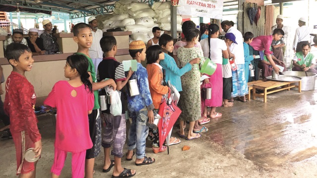 İHH, Arakan’da yaşanan kriz sonrasında bölgede kalmayı başarabilen son Müslümanlara ve Myanmar’ın diğer bölgelerine Ramazan yardımları ulaştırmaya devam ediyor.