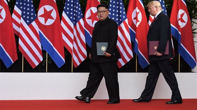 ABD Başkanı Donald Trump ve Kuzey Kore Lideri Kim Jong-un, anlaşma imzaladı. 