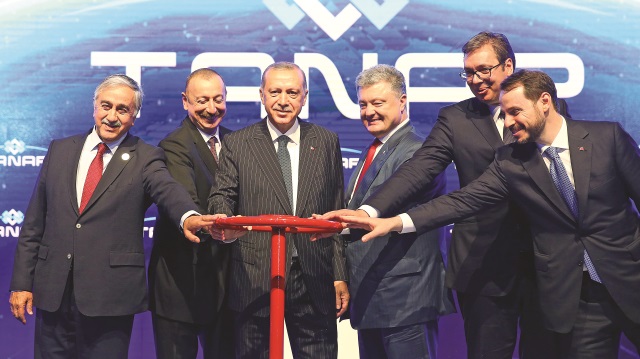 Cumhurbaşkanı Erdoğan, Azeri doğalgazını Türkiye üzerinden Avrupa’ya taşıyacak TANAP’ın açılışını tarihi bir adım olarak nitelendirdi.