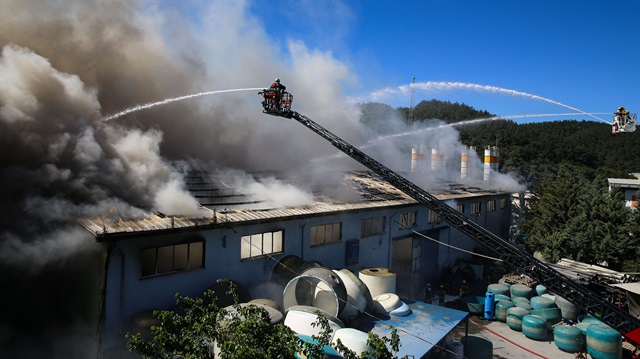 Fabrikada çıkan yangının ardından bölgeye itfaiye ekipleri sevk edildi.