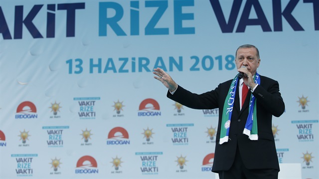 Cumhurbaşkanı Erdoğan, AK Parti Rize mitinginde vatandaşlara hitap ediyor.