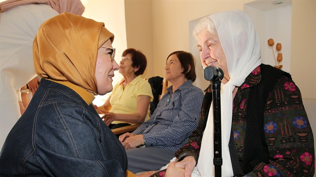 Emine Erdoğan, Prof. Dr. Fahrettin Kerim Gökay ve Nilüfer Gökay Küçük Çamlıca Huzurevi’ni ziyaret etti. ​