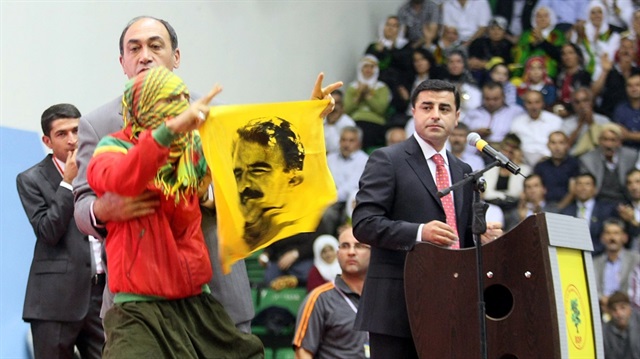 HDP mitinglerinde bugüne kadar birçok kez terör ele başının görselleri ve sözde bayraklar açılmıştı.