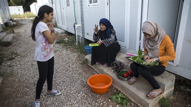 لاجئون يودّعون "رمضان" عالقين على أبواب أوروبا
