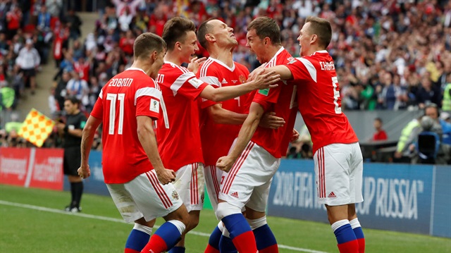Rus futbolcuların gol sevinci.