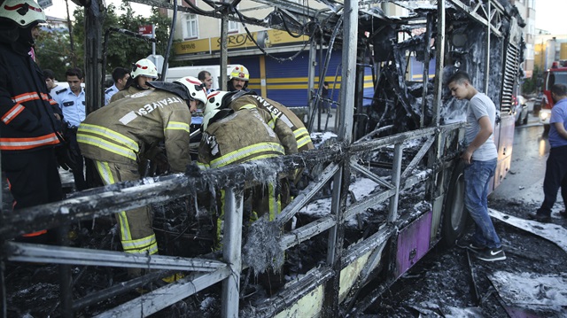 Sultangazi'de seyir halindeki özel halk otobüsünde yangın çıktı.