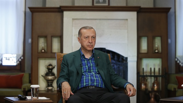 تعهد الرئيس التركي رجب طيب أردوغان، الأربعاء، أن يكون رفع حالة الطوارئ في البلاد، المهمة الأولى في حال فوزه بالرئاسة في الانتخابات القادمة المقررة في 24 يونيو/حزيران الجاري.
