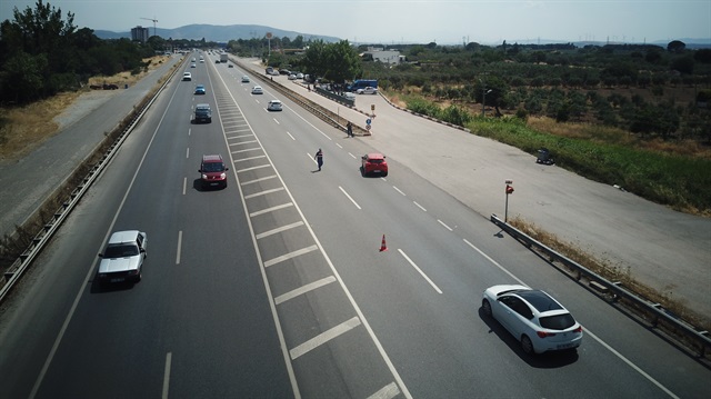 Manisa'da trafikteki bayram yoğunluğu için yol kontrolleri sürüyor.