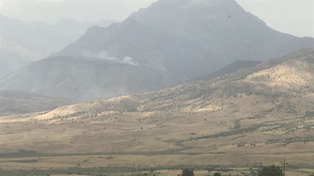 TSK tarafından vurulan bölgedeki bazı yerlerden dumanlar yükseliyor.