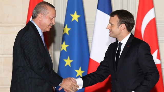 French President Emmanuel Macron (R) and Turkish President Recep Tayyip Erdoğan (L).
