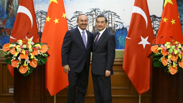 Mevlüt Çavuşoğlu (L) and Wang Yi (R).