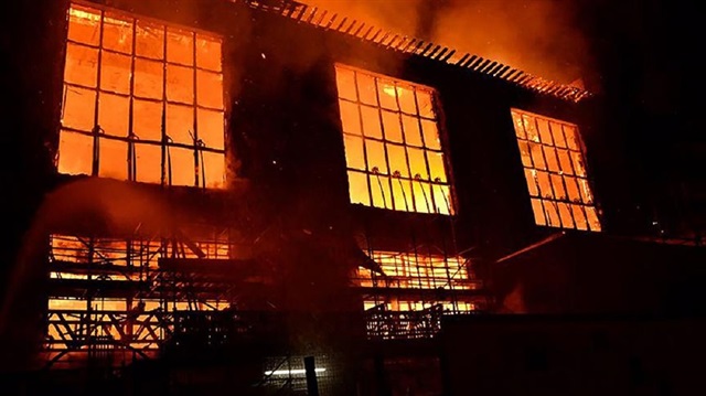 Mackintosh binasındaki yangının tamamen sönmediğini ancak büyük ölçüde kontrol altına alındığını belirten yetkililer, yangında ilk belirlemelere göre can kaybı olmadığı bildirdi.