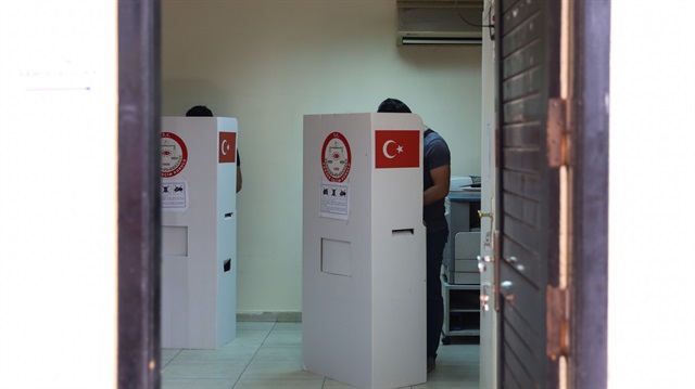 الأتراك بمصر والأردن يدلون بأصواتهم في الانتخابات المبكرة