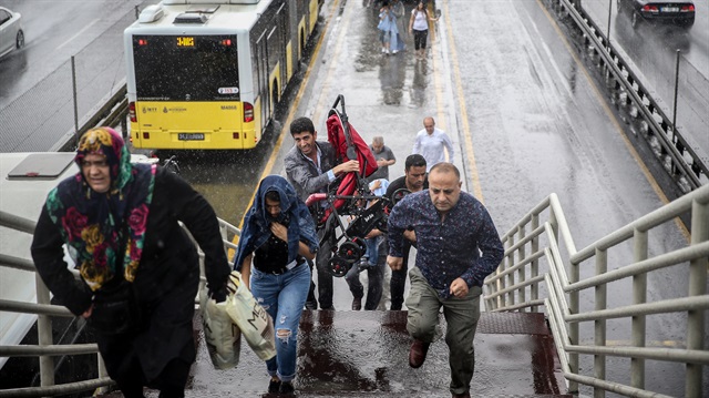 İstanbul'da sağanak yağış etkili oluyor. 